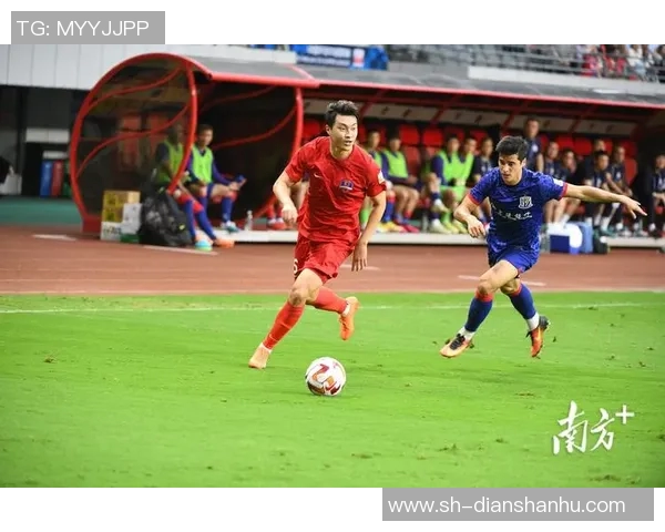 足球明星亲临中国展开友好交流活动引发球迷热烈追捧 足球明星亲临中国展开友好交流活动引发球迷热烈追捧